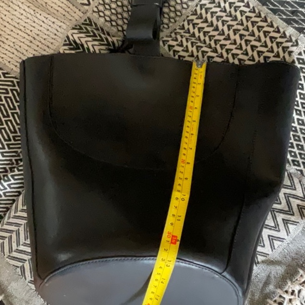 Zara Large Leather Bucket Bag

$239 - Picture 11 of 14